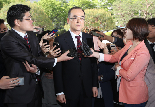 최근 국회 패스트트랙(신속처리안건) 대상으로 지정된 검·경 수사권조정 법안에 반대입장을 공개적으로 밝힌 문무일 검찰총장이 7일 오전 서울 서초구 대검찰청으로 출근하며 취재진의 질문에 답하고 있다.  사진=연합뉴스